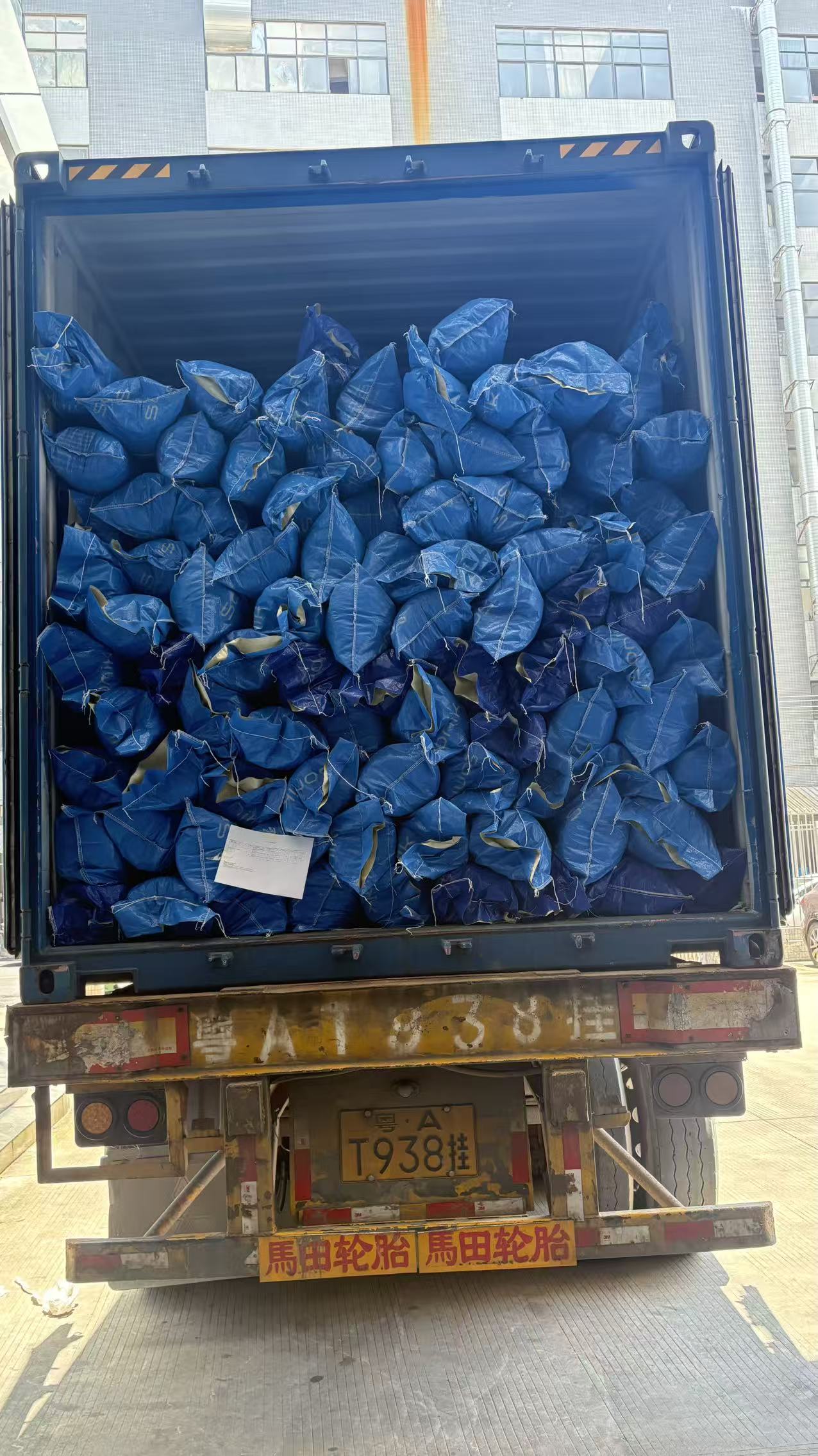 container loading photo for compressed mattress and sofa export